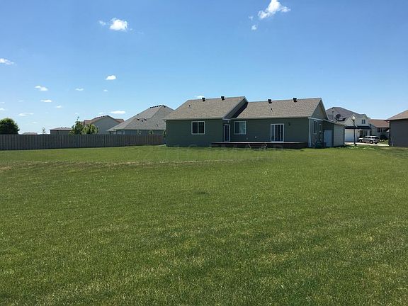 4th image of 624 Hampton Dr E