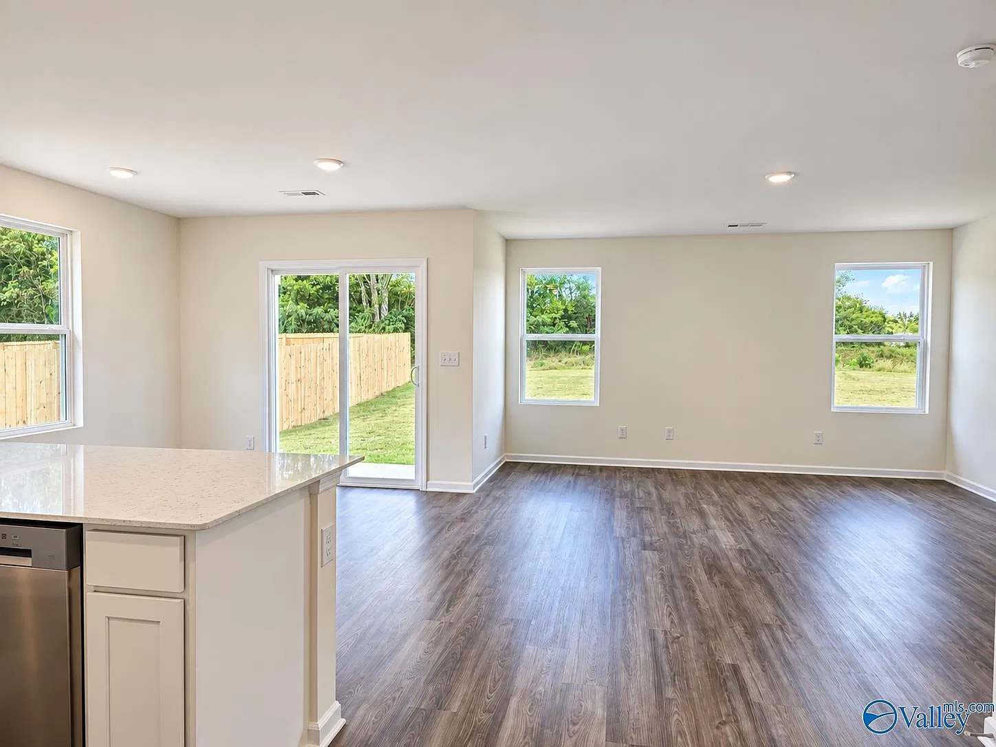 4 bed, 4.0 bath, 1723 sqft, $1,950 — Photo 3