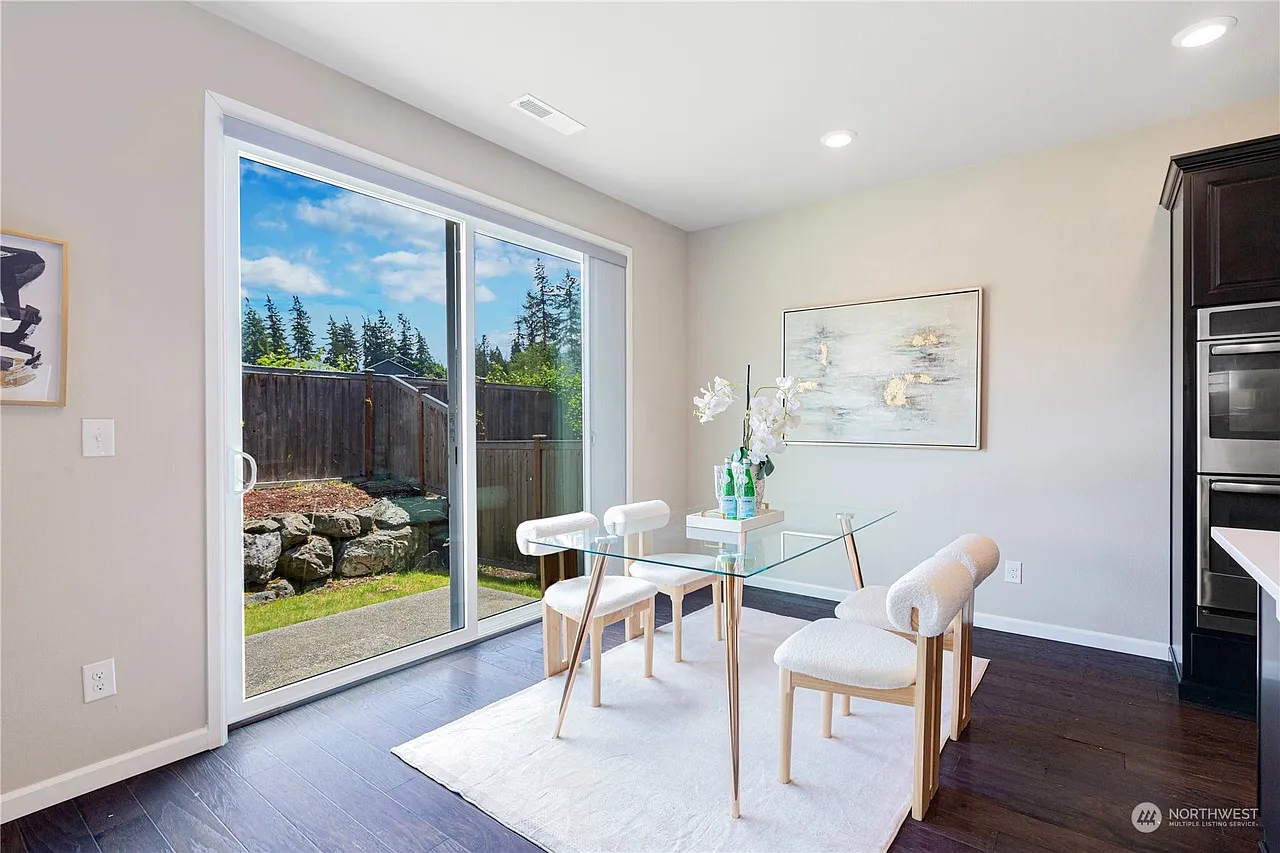 4 bed, 2494 sqft, $4,200 — Photo 4
