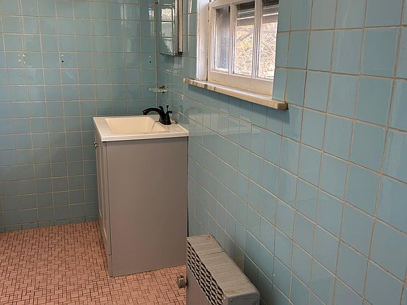 5th image of 270 Montclair Ave #2R