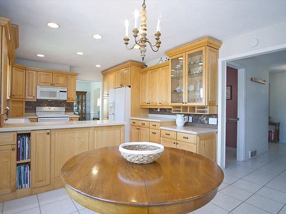 4th image of 2742 Hilltop Dr