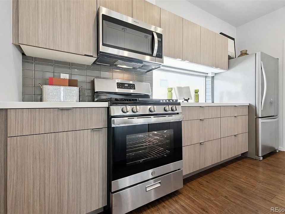 Kitchen
*cabinetry is WHITE!