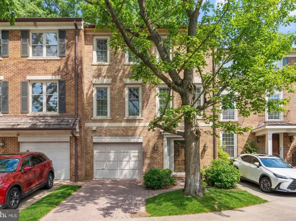 2407 S Queen St, Arlington, VA 22202