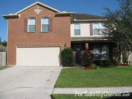 Houses in this neighborhood are well spaced apart with decent sized yards.
