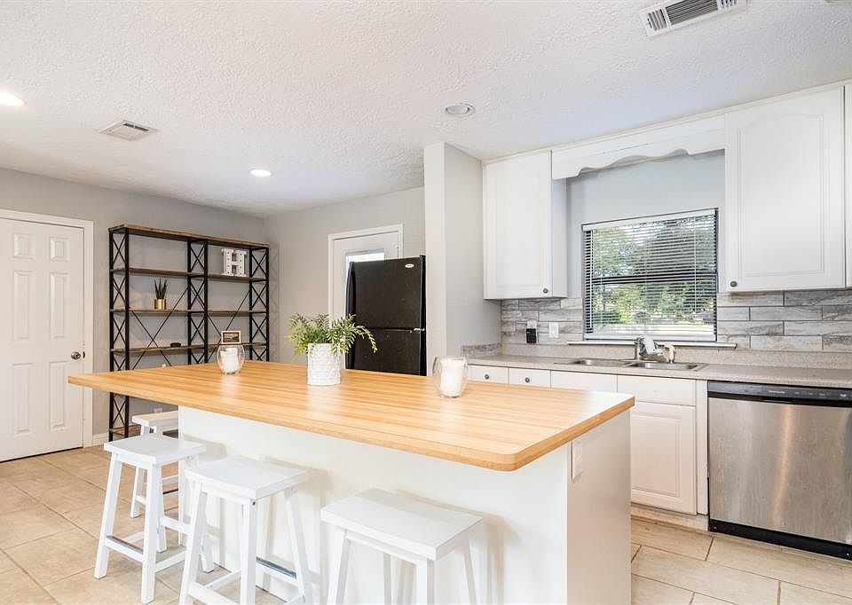 1st image of 406 Baker Dr