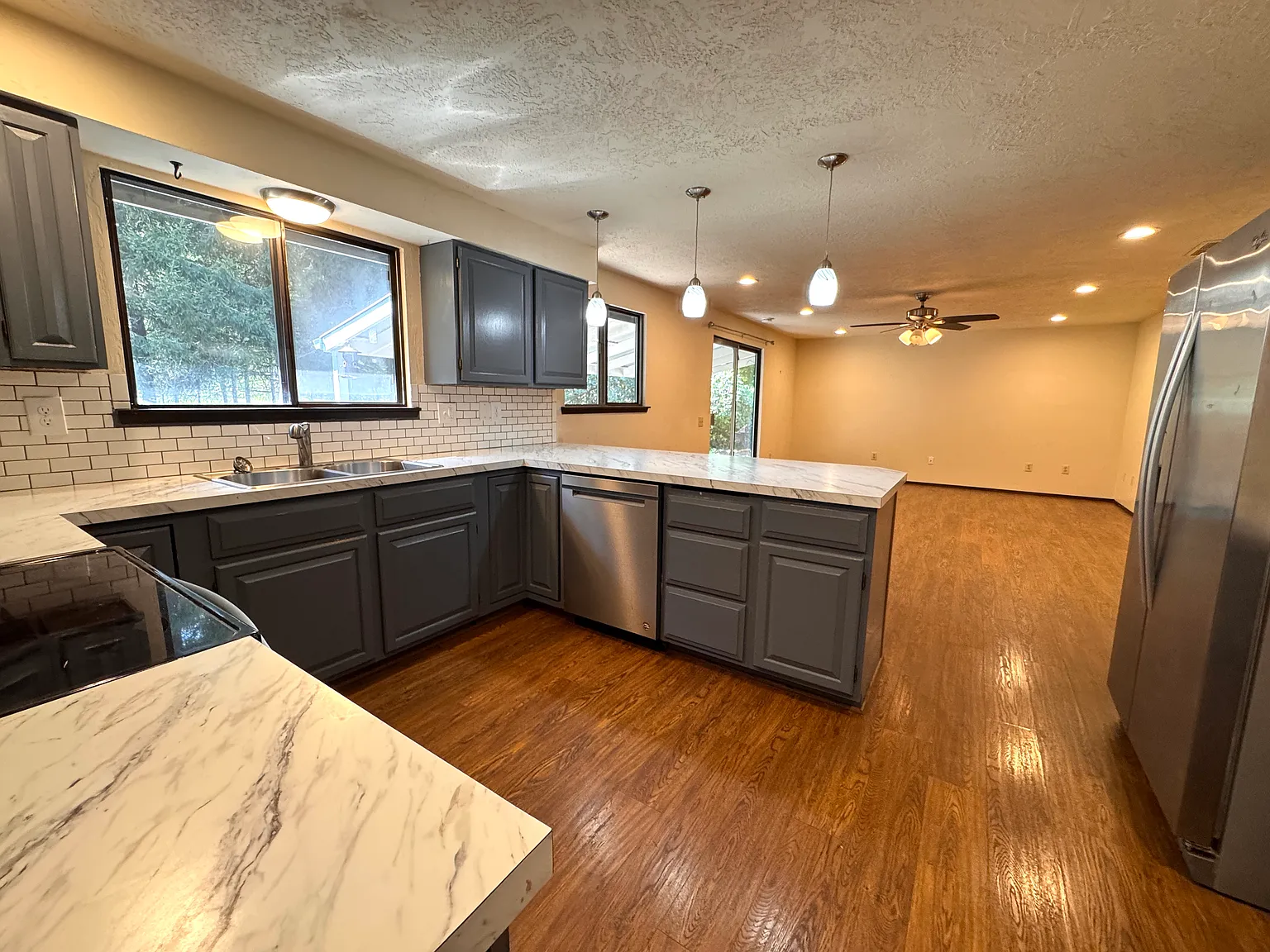 3 bed, 1828 sqft, $2,500 — Photo 2