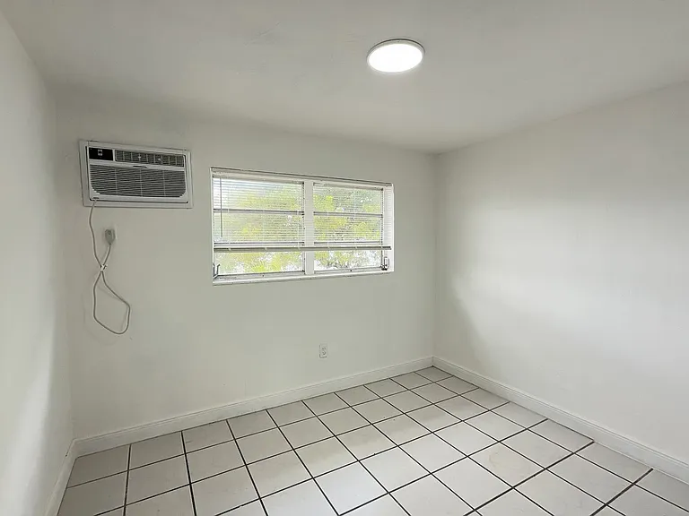 Airport Manor — Photo 4