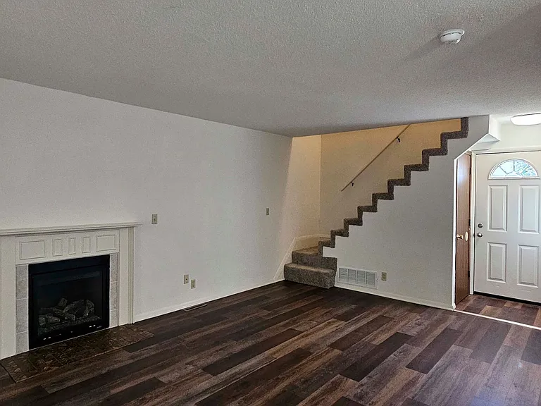 904 Hartwell Dr — Photo 7