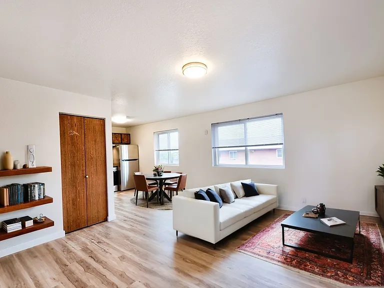 211-225 N Peterson Dr — Photo 3