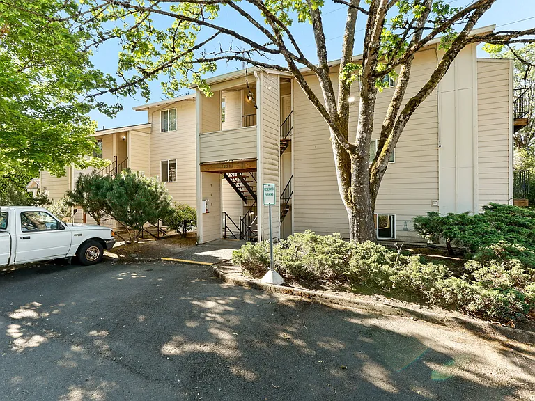 Charbern Apartments — Photo 38