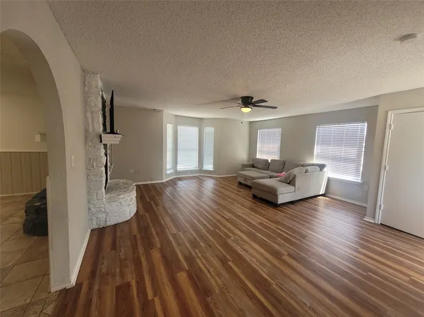 1921 Pelican Dr N, Azle, TX 76020