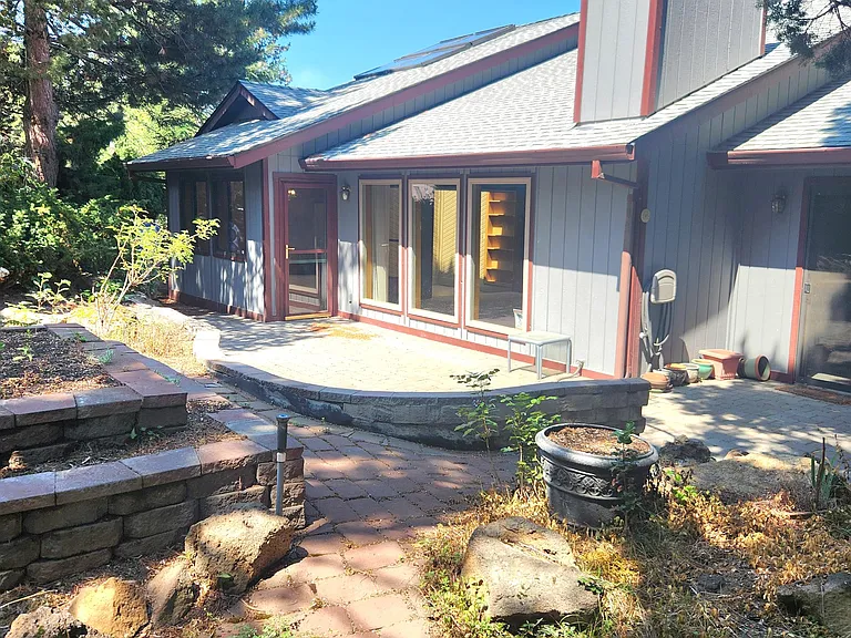 611 NE Tracker Ct — Photo 14