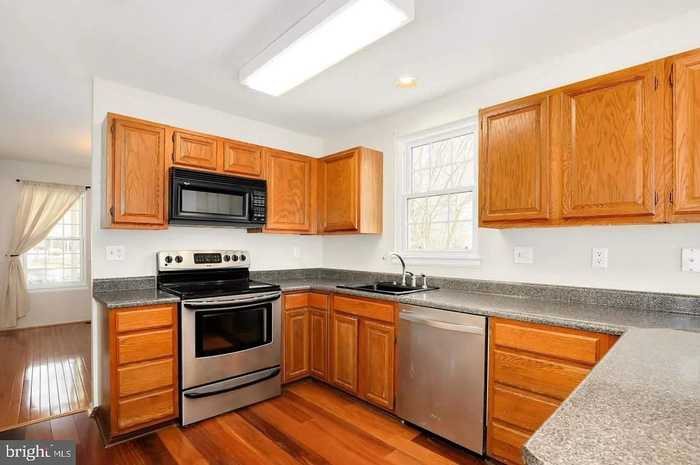 4 bed, 3.5 bath, 3616 sqft, $4,200 — Photo 3