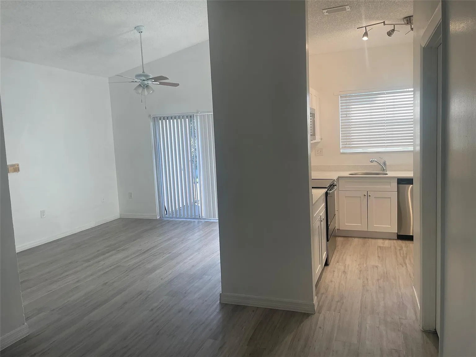 2 bed, 854 sqft, $2,100 — Photo 4