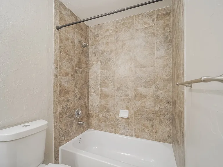 2122 SE 6th Ln — Photo 12