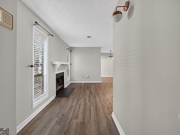 3rd image of 3923 Woodridge Way