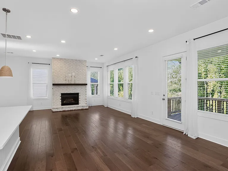 1241 Westshore Dr — Photo 7