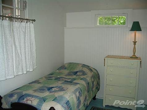 Twin bedroom