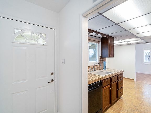 5th image of 16286 Lyle St