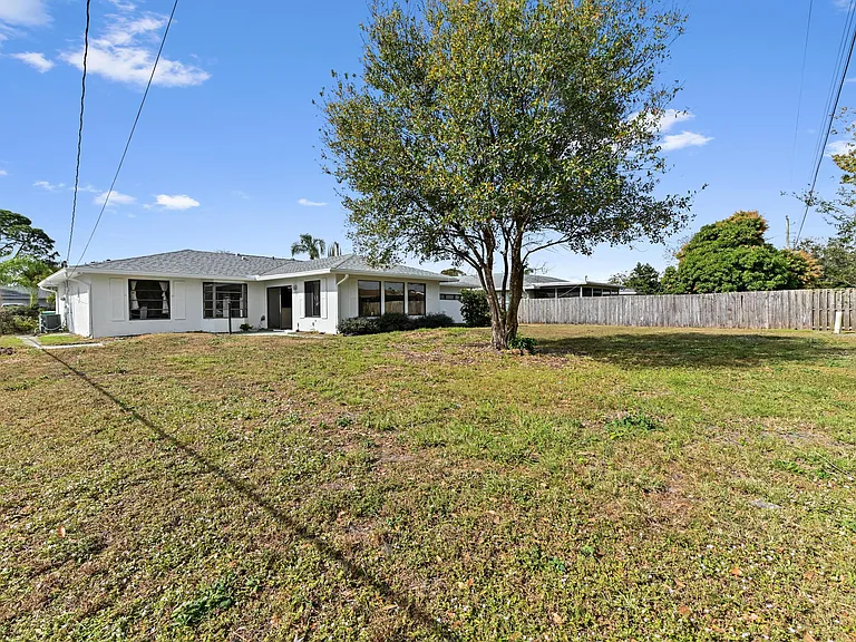 571 SE Anchor Ln — Photo 2