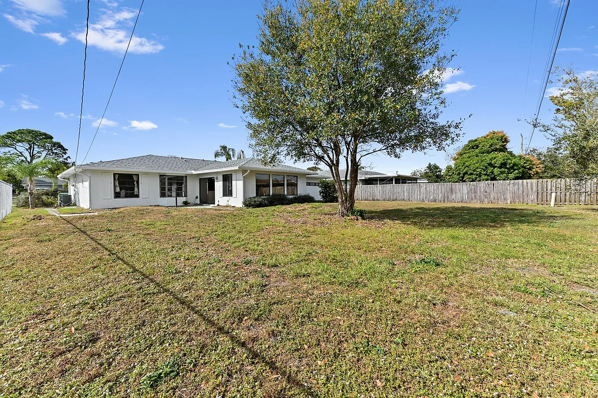Building Photo - 571 SE Anchor Ln