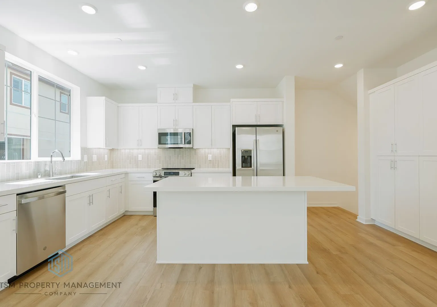 Brand New 3 Bed 2.5 Bath Townhouse in Eastvale Square! — Photo 4