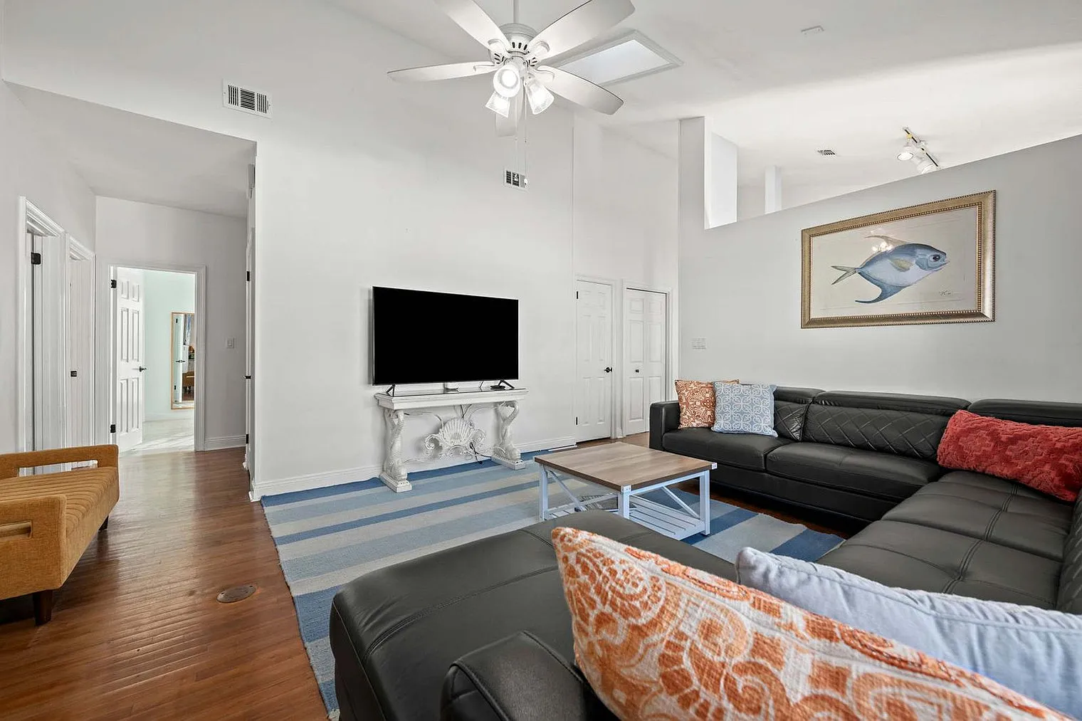 7 bed, 6.0 bath, 3293 sqft, $5,018 — Photo 4
