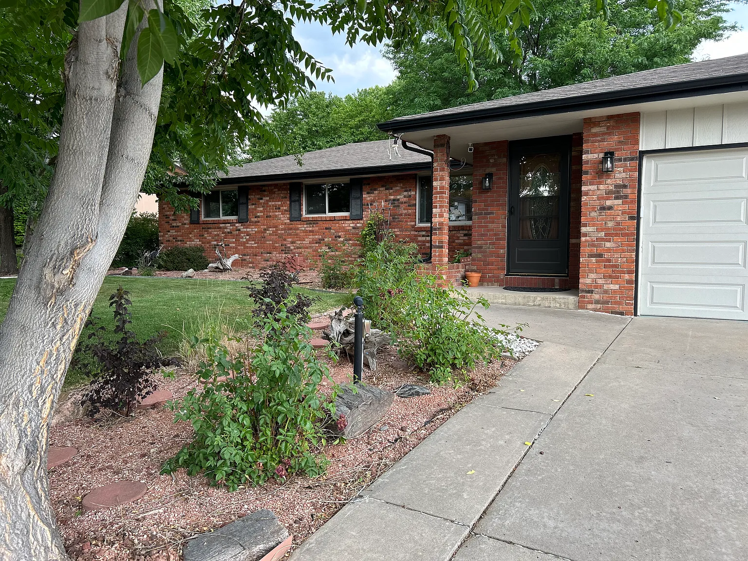 3 bed, 1592 sqft, $2,600 — Photo 1