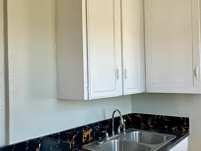 264 S Coronado St #B — Photo 5