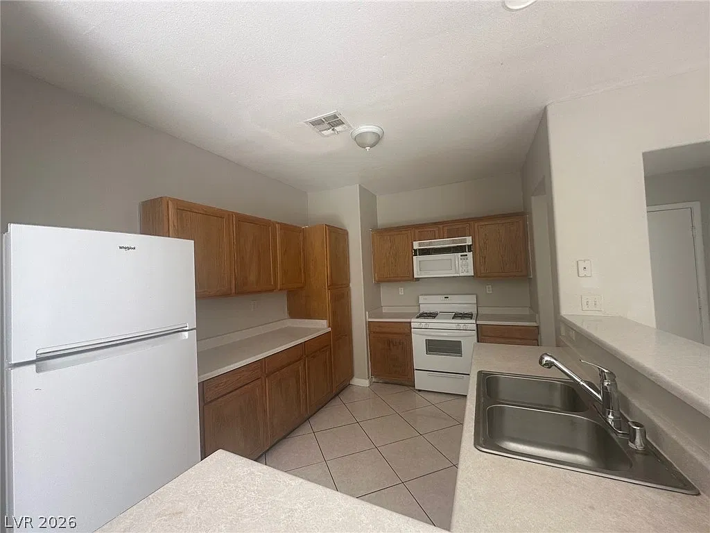 4 bed, 2.5 bath, 1876 sqft, $1,950 — Photo 4