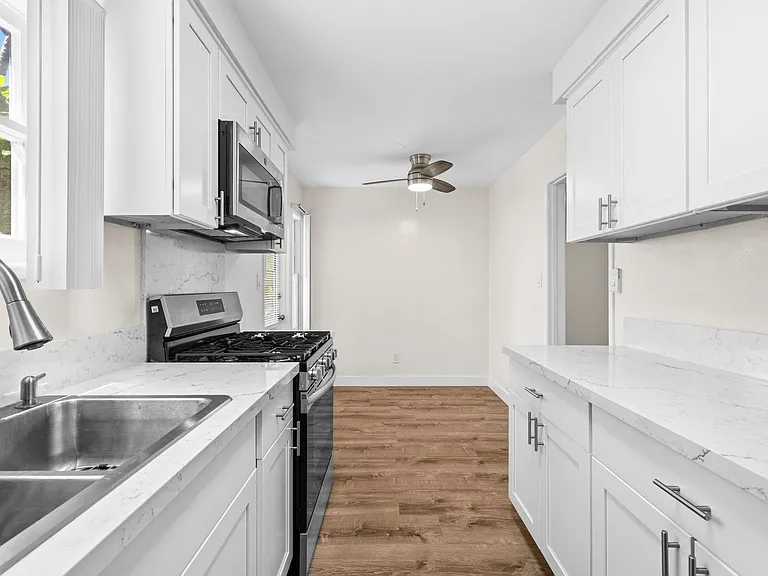 Windansea Apartments — Photo 2