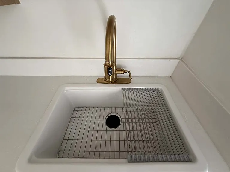 Kitchen sink, with pull down sprayer