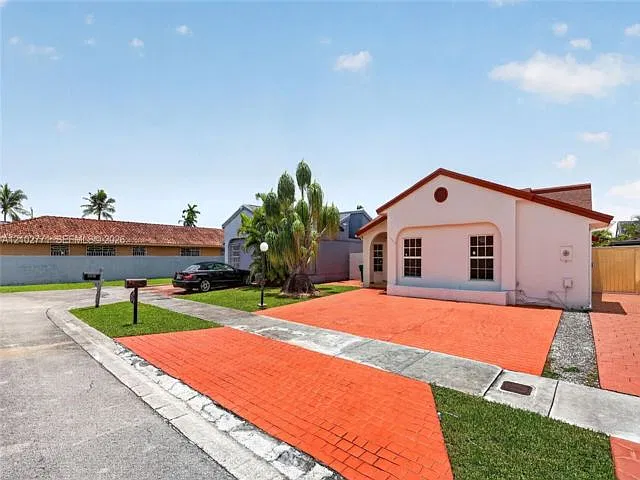 3 bed, 2.0 bath, 1525 sqft, $3,600 — Photo 1