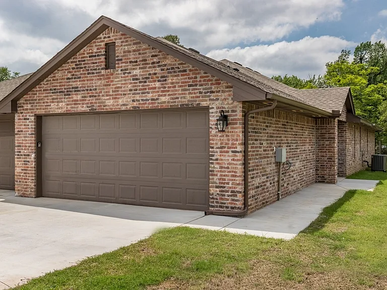 437 Chalk Hill Ct — Photo 1