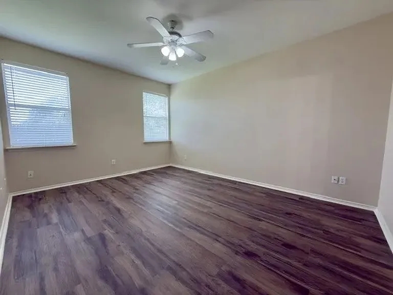 4425 Park Creek Ct — Photo 10