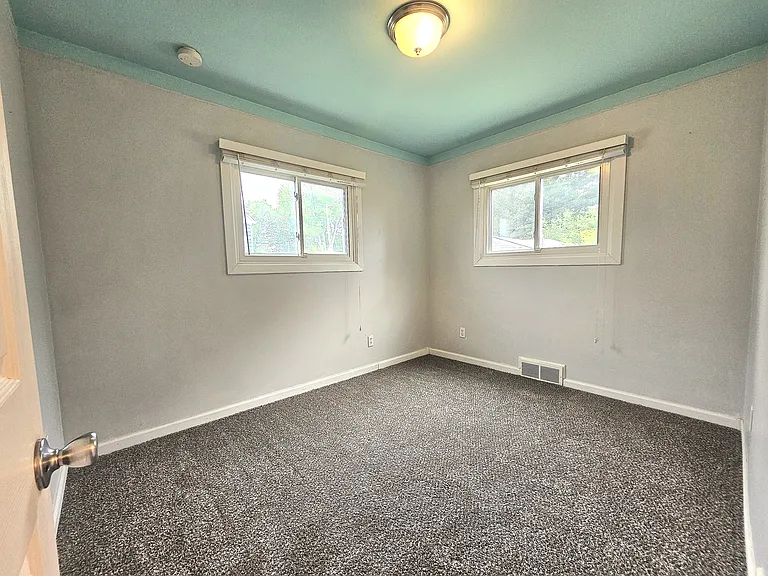 28522 Cambridge St — Photo 9