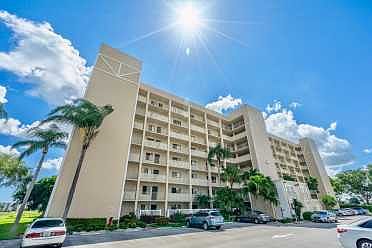 Home For Sale In Huntington Lakes