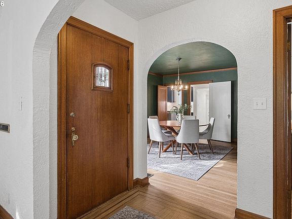 3rd image of 2731 SE Market St