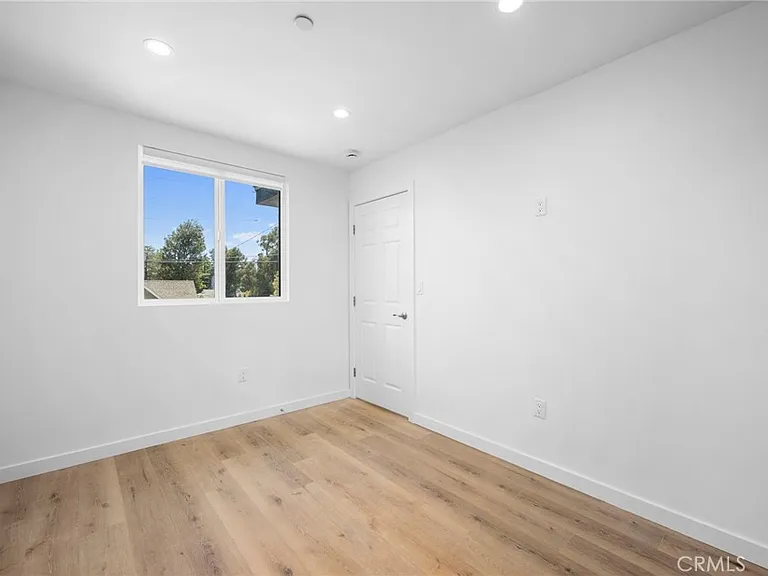 1049 Yarmouth Ave — Photo 14