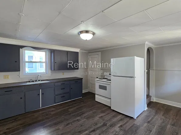 302 Turner St APT 1R, Auburn, ME 04210