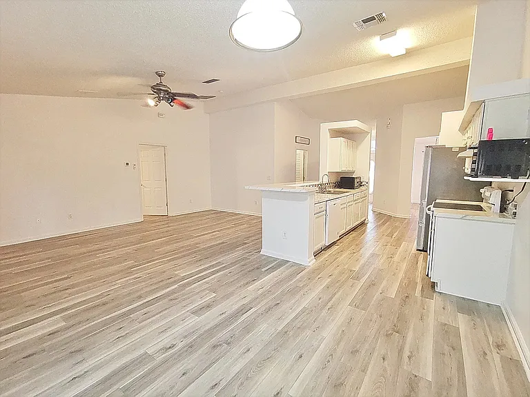2107 Willesdon Dr E — Photo 17