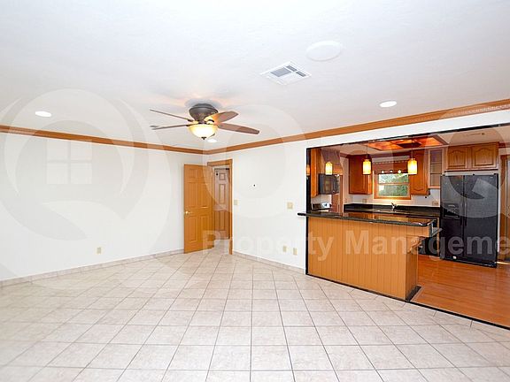 4th image of 15 E 14th St #B