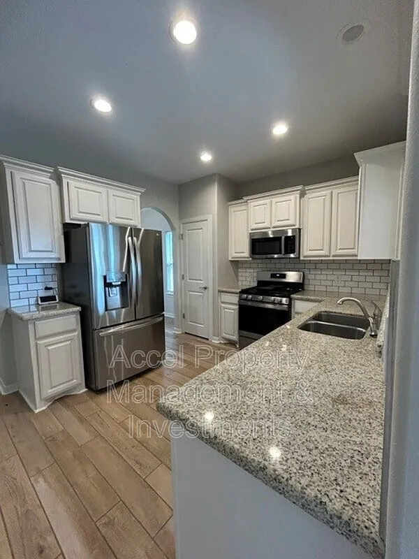 3 bed, 2.0 bath, 1390 sqft, $1,700 — Photo 2