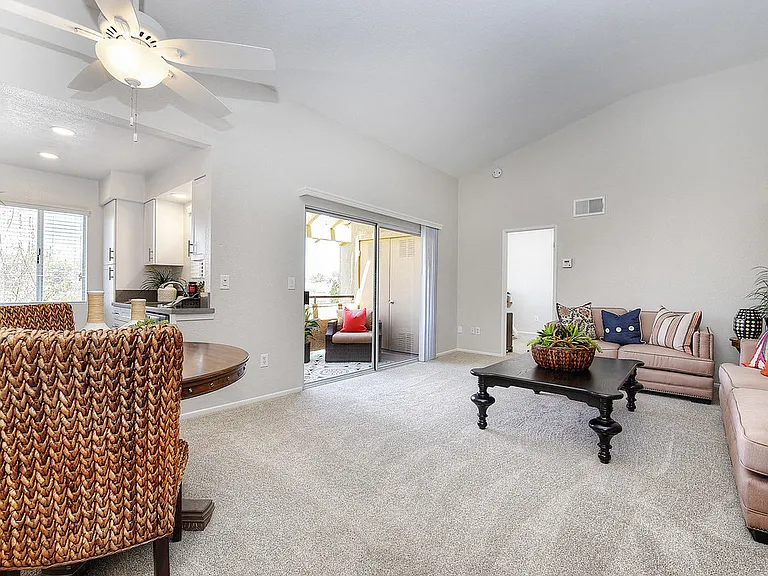 Bella Vista Apartments — Photo 3