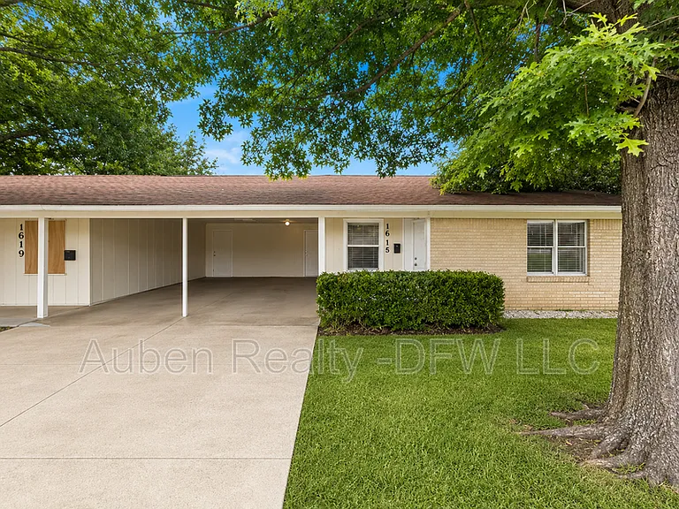 1615 N Alexander St — Photo 2