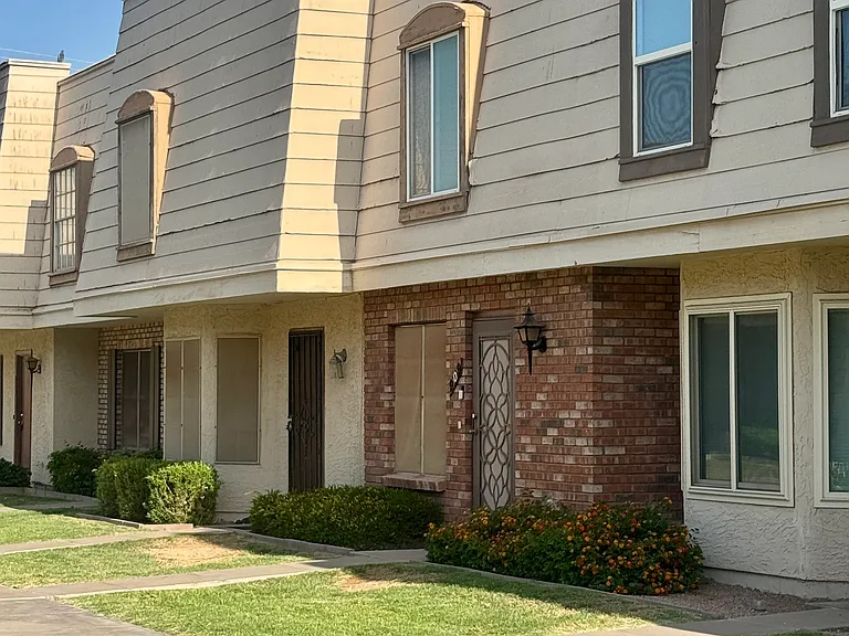 909 E Lodge Dr — Photo 17