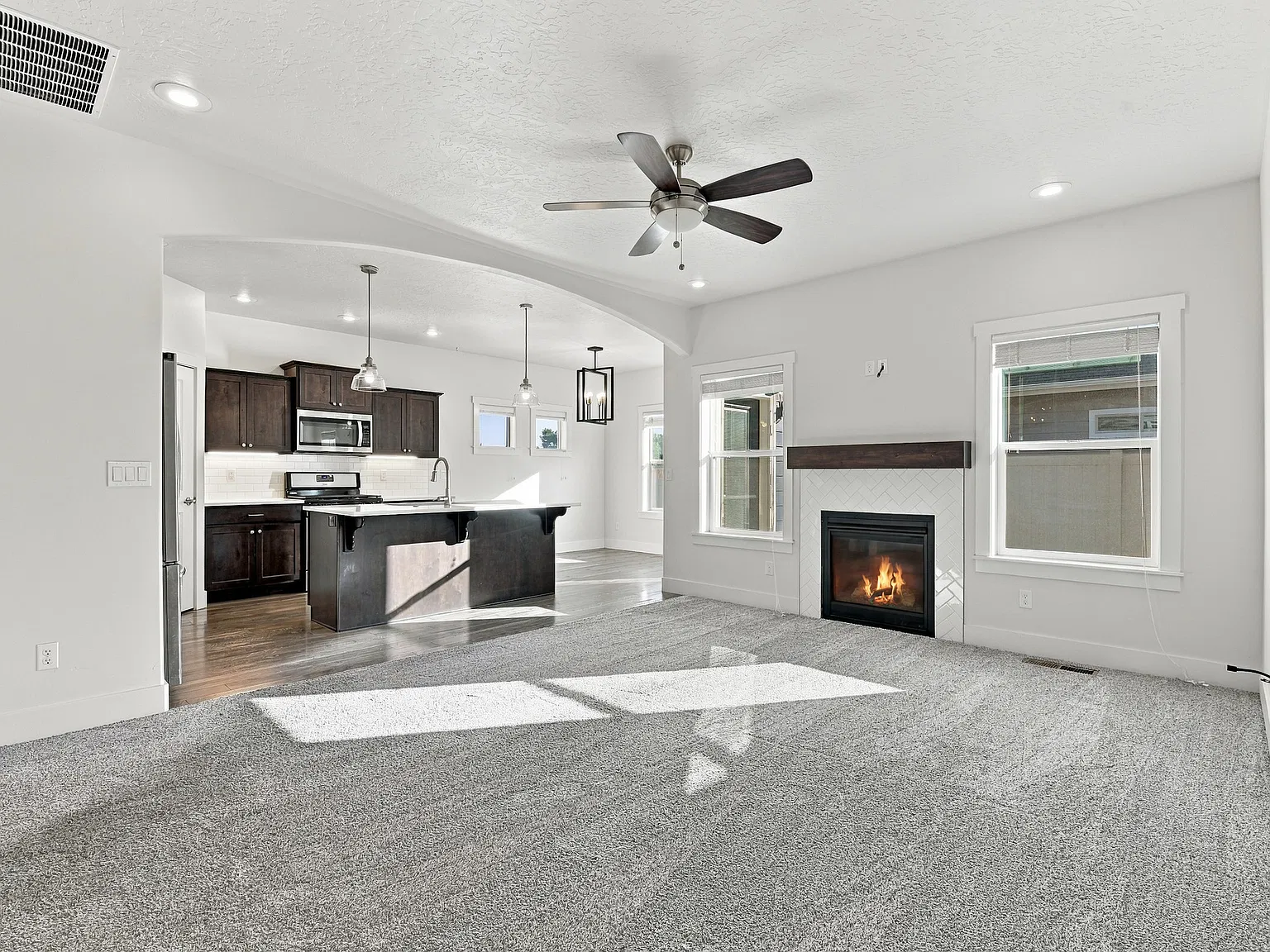 3 bed, 1335 sqft, $2,400 — Photo 4