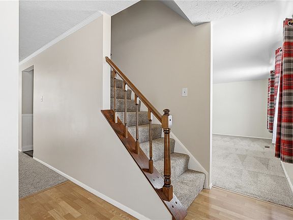 5th image of 303 Macnab Dr