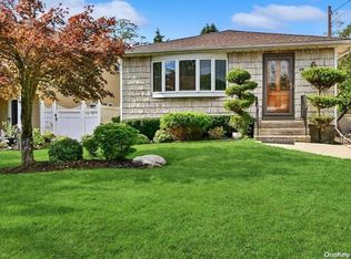 10 Merle Pl, Deer Park, NY 11729