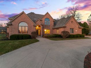 14250 Chesterwood Dr, Brookfield, WI 53005